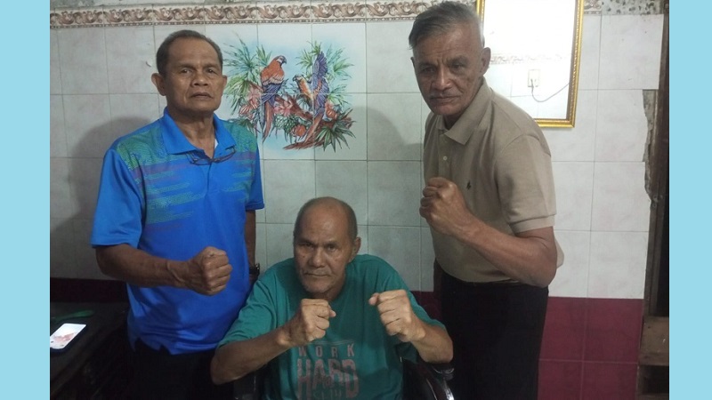 Dewan Kehormatan Federasi Tinju Profesional Indonesia (FTPI) Marasal Hutabarat diapit Co-Promotor Pattimura International Big Fight 2026, Yance Rahayaan (kanan), bersama penata tanding legendaris Syarifudin Lado. (Ist)