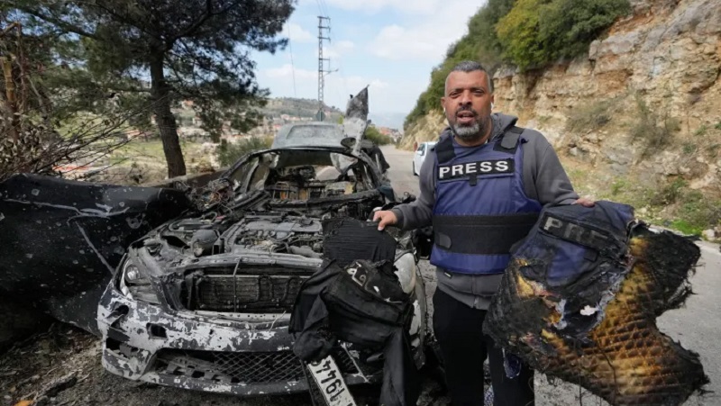Seorang wartawan memegang rompi pers di samping sebuah mobil yang hancur akibat serangan Israel yang menewaskan jurnalis Lebanon, reporter Al Mayadeen Fatima Ftouni dan juru kamera Mohammed Ftouni, serta reporter Al Manar Ali Shaib, di tengah meningkatnya permusuhan antara Israel dan Hizbullah. (Ist)