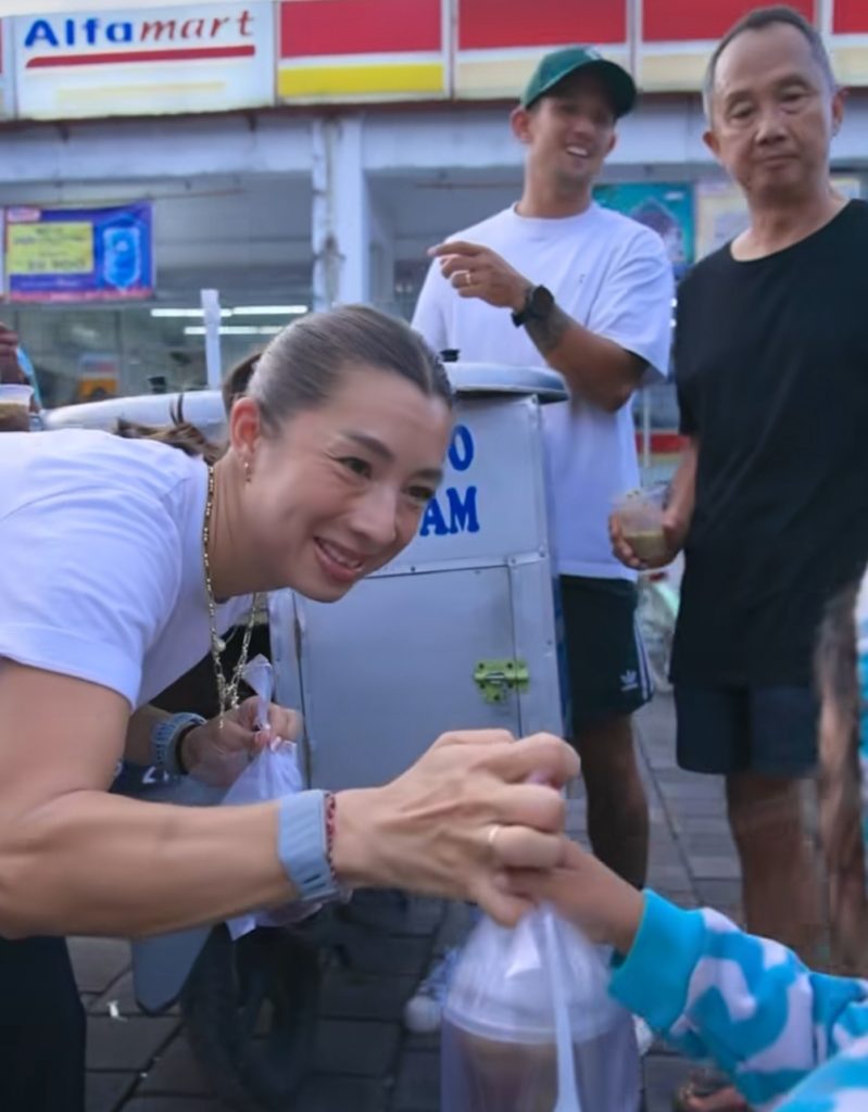 Jelang Buka Puasa, Model Jennifer Bachdim Bagikan Takjil untuk Warga di Bali