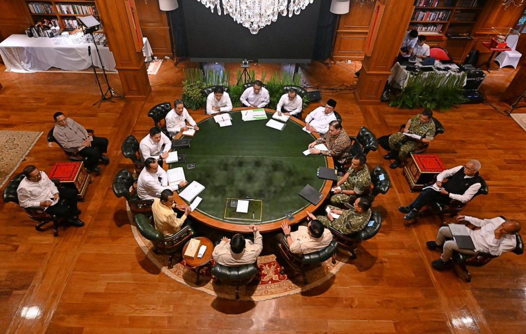 Presiden Prabowo Subianto ketika memimpin rapat terbatas bersama sejumlah Menteri Kabinet Merah Putih di kediaman pribadi Presiden di Hambalang, Bogor, Jawa Barat