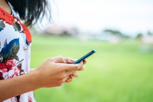 6 Bahaya Menggunakan HP di Bawah Sinar Matahari