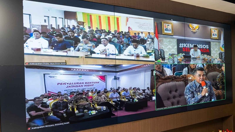 Menteri Sosial (Mensos) Saifullah Yusuf atau Gus Ipul memimpin penyaluran bantuan lanjutan santunan ahli waris, korban luka dan jaminan hidup bagi korban bencana di Kabupaten Bireuen, Pidie Jaya dan Agam, Jumat (4/3/2026).