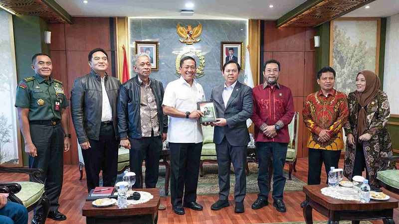 Diskusi  pengalihan pengelolaan TMP dari Kemensos ke Kemenhan bersama DPD RI di Ruang Rapat Pimpinan DPD RI, Gedung Nusantara III Lantai 8, Senayan, Jakarta Pusat, Selasa (7/4/2026).