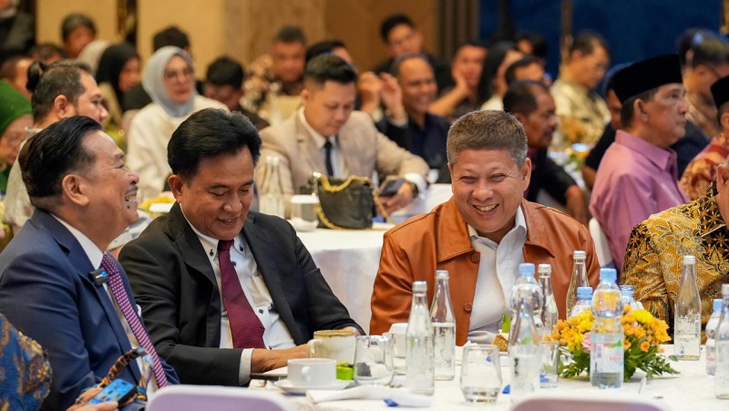 Menteri Koordinator Bidang Hukum, Hak Asasi Manusia, Imigrasi, dan Pemasyarakatan (Menko Kumham Imipas) Yusril Ihza Mahendra dan Wakil Menko Kumham Imipas sekaligus Ketua Umum DPN PERADI, Otto Hasibuan dalam acara Halalbihalal PERADI di Jakarta, Selasa (7/4/2026). (Kemenko Kumham Imipas)
