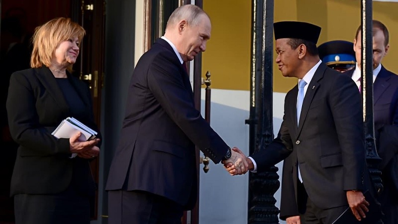 Menteri Energi dan Sumber Daya Mineral (ESDM) Bahlil Lahadalia bersalaman dengan Presiden Rusia Vladimir Putin saat mendampingi Presiden Prabowo melakukan pertemuan bilateral di Istana Kremlin, Moscow, Rusia, Senin (13/4/2026) waktu setempat. (Kementerian ESDM)
