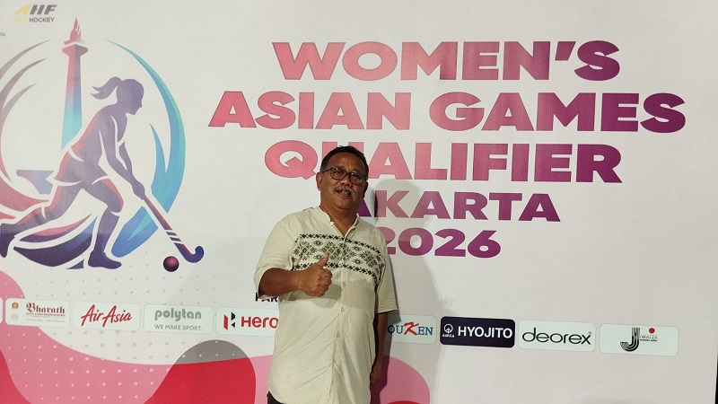 Salah seorang founder Federasi Hockey Indonesia (FHI), Edi Nurinda usai menyaksikan Timnas Hockey Field Putri Indonesia meraih tiket ke Asian Games Nagoya 2026 setelah mengalahkan Sri Lanka di Stadion Hockey GBK, Senayan, Jakarta, Jumat (14/4/2026). (Gungdewan)