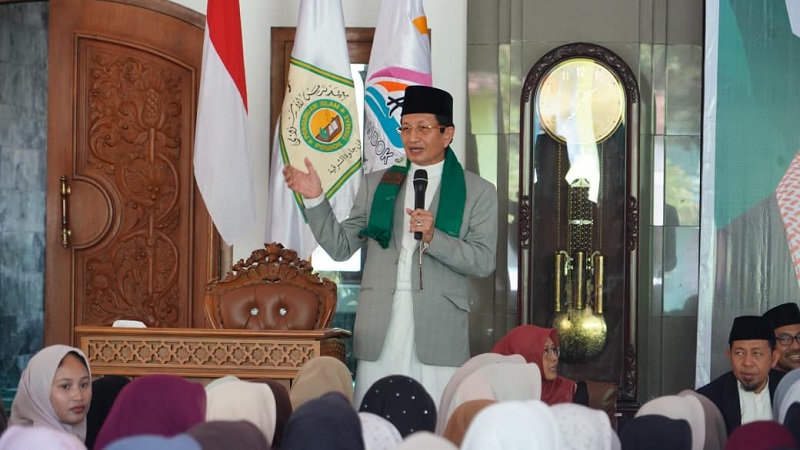 Menteri Agama (Menag) Nasaruddin Umar memberikan motivasi di depan para santriwati Perguruan Islam Pondok Tremas, Pacitan, Kamis (16/4/2026). (Kemenag)