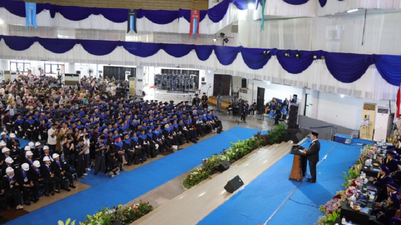 Menteri Pertanian (Mentan) Andi Amran saat menghadiri wisuda Institut Teknologi Sepuluh Nopember (ITS), Surabaya, Jawa Timur, uji coba 10 unit traktor buatan ITS. (Kementan)