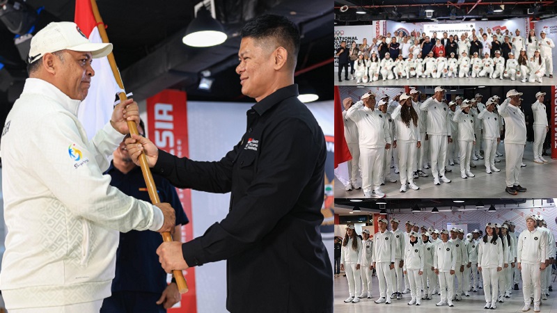 Ketua Umum Komite Olimpiade Indonesia (Presiden NOC Indonesia), Raja Sapta Oktohari menyerahkan Bendera Merah Putih kepada CdM, Krisna Bayu pada pengukuhan dan pelepasan Kontingan Indonesia yang akan berlaga pada Asian Beach Games Sanya 2026, Senin (20/4/2026). (NOC Indonesia)