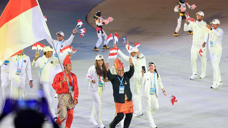 Chef de Mission (CdM) Kontingen Indonesia, Krisna Bayu, mengenakan busana adat Melayu Riau saat defile negara pesertapada Opening Ceremony Asian Beach Games (ABG) 2026 Sanya, China, Rabu (22/4/2026). (NOC Indonesia)