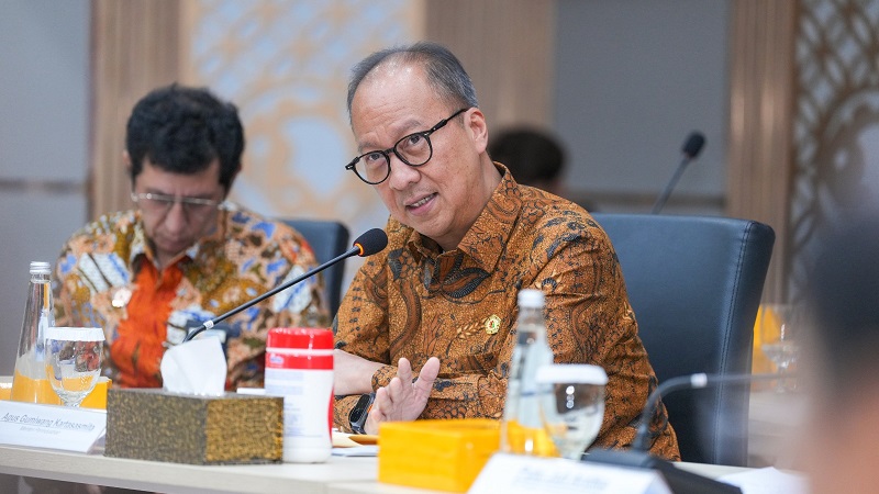 Menteri Perindustrian (Menperin) Agus Gumiwang Kartasasmita dalam keterangannya di Jakarta, Selasa (21/4/2026), terus mencermati fluktuasi harga bahan baku global yang berdampak pada industri TPT nasional. (Kemenperin)