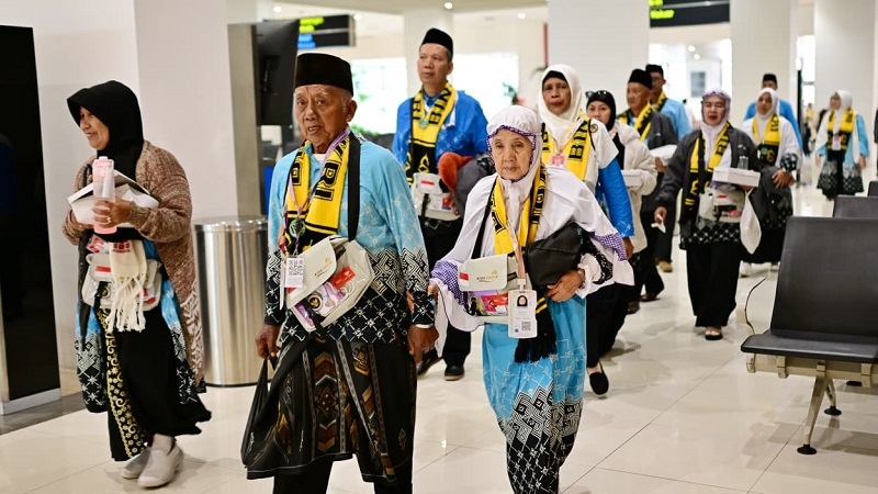 Rabu (22/4/2026), Menteri Perhubungan (Menhub) Dudy Purwagandhi melepas keberangkatan jemaah haji kloter pertama tahun 1447H/2026M di Terminal 2F Bandar Udara Internasional Soekarno-Hatta, Tangerang, Banten, dan juga dari embarkasi Kertajati, Kabupaten Majalengka, Jawa Barat. (Kemenhub)
