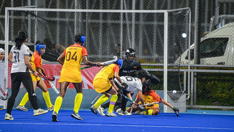 Para pemain Timnas Hockey Field Putri Indonesia menggempur pertahanan Sri Lanka untuk memastikan kemenangan 3-1 di Stadion Hockey GBK Senayan, Jakarta, Jumat (24/4/2026) malam. (PP FHI)