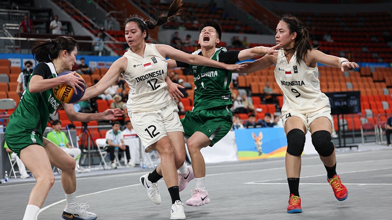 Pemain Tim Basket 3x3 Putri Indonesia berusaha menghadang laju pebasket Makau dalam pertandingan Asian Beach Games (ABG) 2026 di Sanya Sport City Centre, China, Senin (27/4/2026). (NOC Indonesia/Naif Muhammad Al’as)