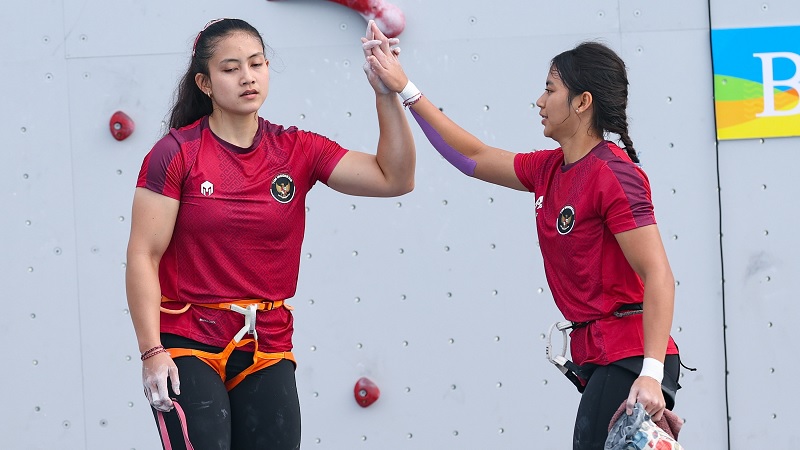 Duet putri asal Bali, Desak Made Rita Kusuma Dewi/Kadek Adi Asih, mempersembahkan medali emas bagi Kontingen Indonesia dari cabang olahraga panjat tebing pada Asian Beach Games 2026 Sanya, China, Rabu (29/4/2026). (NOC Indonesia/Naif Muhammad Al’as)