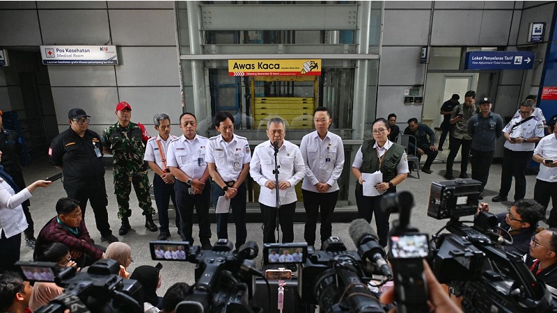 Menteri Perhubungan (Menhub) Dudy Purwagandhi saat memberikan keterangan pers di Stasiun Bekasi Timur, Rabu (29/4/2026).