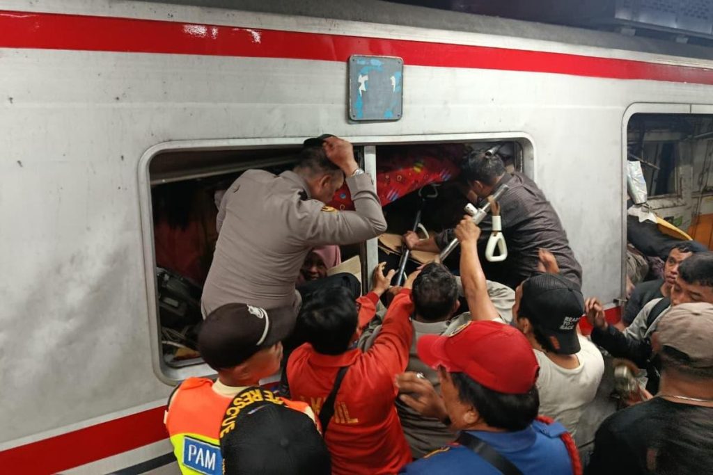 7 Tewas Akibat Tabrakan antara KA Argo Bromo Anggrek dengan KRL Bekasi