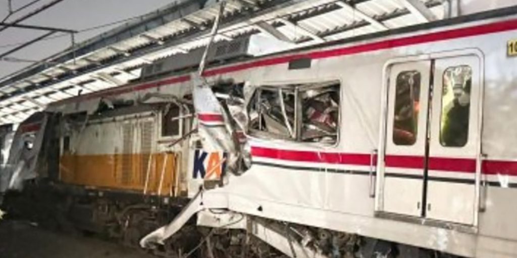KA Jarak Jauh Argo Bromo Tabrakan dengan KRL di Stasiun Bekasi Timur