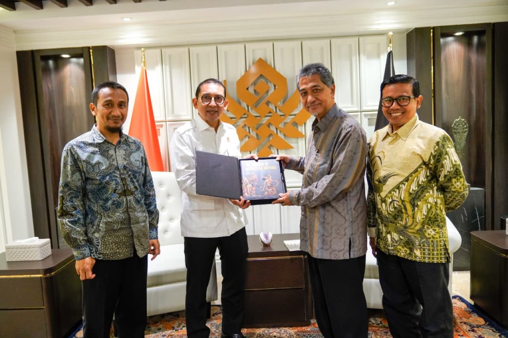 Menteri Kebudayaan (Menbud) RI, Fadli Zon, berposrvusai melaksanakan diskusi strategis bersama Rektor Universitas Darussalam Gontor, Prof. Hamid Zarkasyi di kantor Kementerian Kebudayaan, Senayan, Jakarta. (Kemenbud) 
