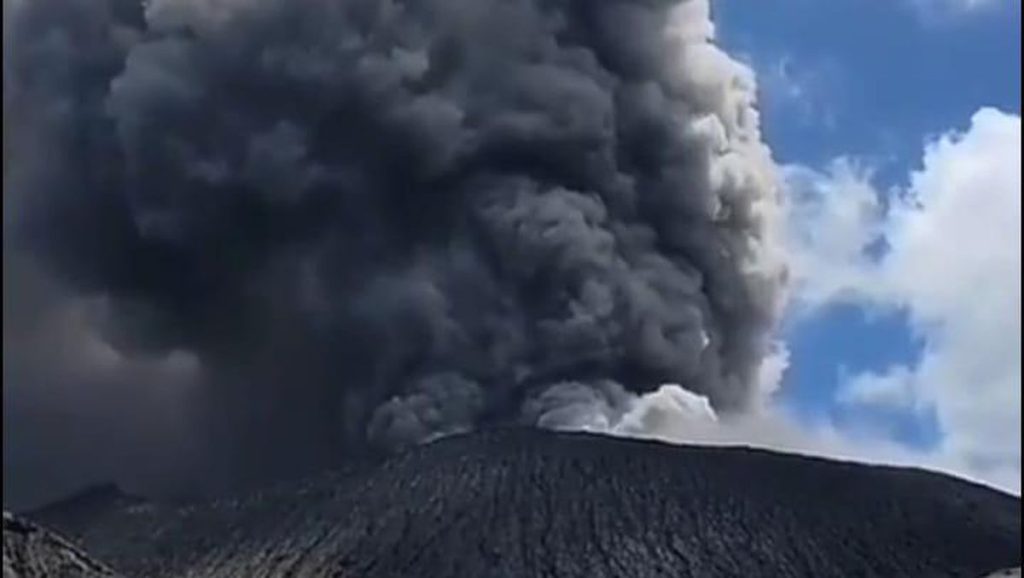 Gunung Dukono Erupsi, Kolom Abu Capai 1.400 Meter