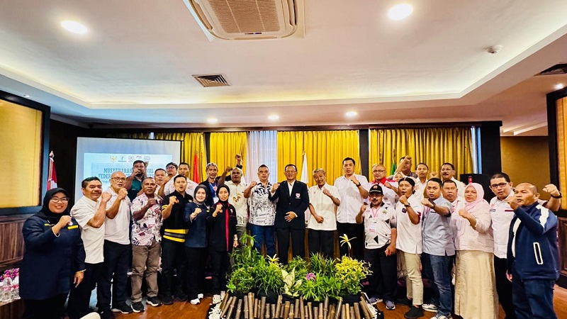 Mayjen TNI (Purn) Budi Sulistijono (tengah jas hitam) berpose dengan peserta Musayawarah Nasional (Munas) FHI di Jakarta, Kamis (30/4/2026). (PP FHI)