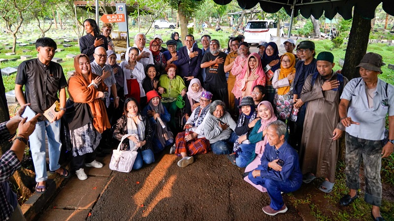 Menteri Kebudayaan RI, Fadli Zon, beserta sejumlah sastrawan berziarah ke makam Chairil Anwar di TPU Karet Bivak, Jakarta. 