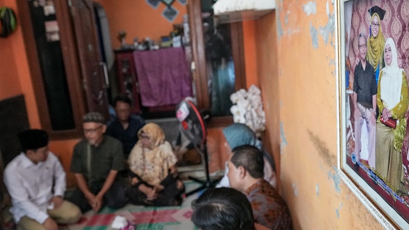 Menko Muhaimin mengunjungi keluarga salah satu korban musibah kereta api Argo Bromo tabrak KRL, Nur Ainia Eka Rahmadhyna, untuk memberikan hak almarhumah sebagai peserta BPJS Ketenagakerjaan selama 10 tahun 5 bulan mencapai Rp340.075.030. (Kemenko PM)