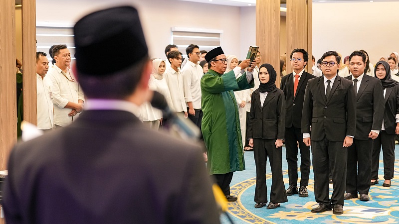 Menteri Koordinator Bidang Pemberdayaan Masyarakat (Menko PM) A. Muhaimin Iskandar melantik dan mengukuhkan 14 pejabat struktural di lingkup Kementerian Koordinator Bidang Pemberdayaan Masyarakat di Jakarta, Senin  (4/5/2026). (Kemenko PM)