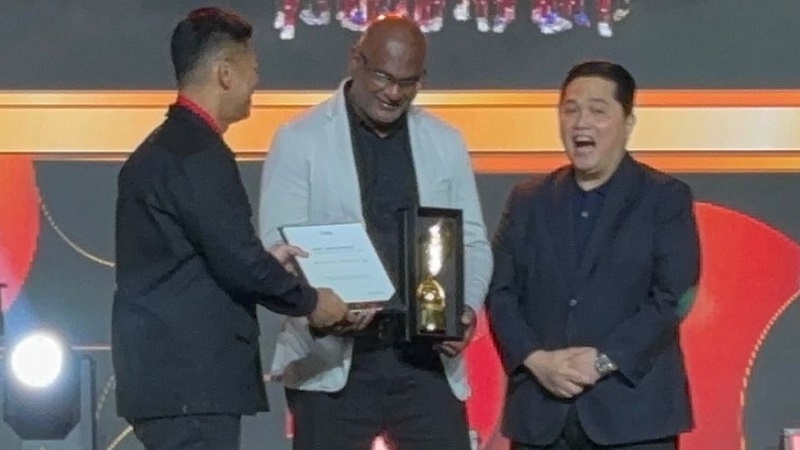 Ketua Umum Komite Olimpiade Indonesia (KOI)/Presiden NOC Indonesia Raja Sapta Oktohari menyerahkan piagam setelah Menteri Pemuda Olahraga (Menpora) Erick Thohir memberikan piala Penghargaan Pelatih Terbaik pada The Game Changer NOC Indonesia Award 2026 di Hotel Fairmont Senayan, Jakarta, Sabtu (9/5/2026). (NOC Indonesia/ Naif Muhammad Al-As)