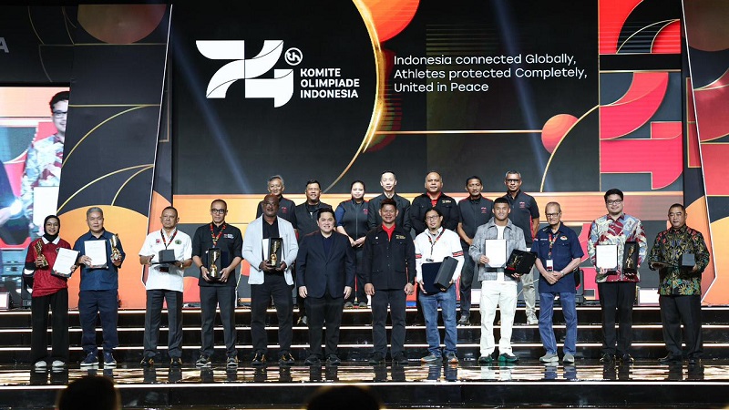 Menteri Pemuda dan Olahraga (Menpora) Erick Thohir dan Ketua Umum Komite Olimpiade Indonesia (KOI)/NOC Indonesia Raja Sapta Oktohari berpose bersama peraih penghargaan (depan) dan para panelis The Game Changer Award NOC Indonesia di Jakarta, Sabtu (9/5/2026). (NOC Indonesia/ Naif Muhammad Al-As)