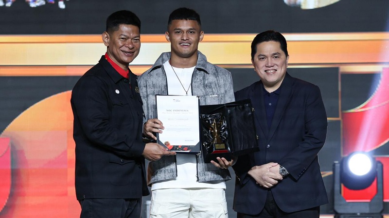 Lifter andalan Indonesia, Rizki Juniansyah meraih penghargaan Best of The Best The Game Changer NOC Indonesia Award 2026 di Hotel Pairmont Senayan, Jakarta, Sabtu (9/5/2026). (NOC Indonesia/ Naif Muhammad Al-As)