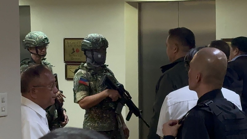 Tentara Filipina dihadang petugas keamanan ketika akan memasuki gedung Senat yang kemudian terjadi rentetan tembakan Rabu (13/5/2026). (Ist)