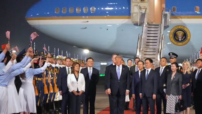 Presiden Amerika Serikat (AS) Donald Trump tiba di Bandara Internasional Ibu Kota Beijing dengan pesawat Air Force One dan disambut Wakil Presiden Tiongkok Han Zheng, Rabu (13/5/2026). (Ist)