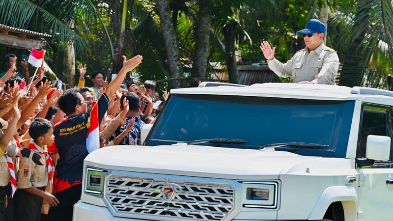 Presiden Prabowo Subianto membalas sapaan warga dengan senyum dan lambaian tangan di Kebumen, Jawa Tengah, Sabtu, 23 Mei 2026. (BPMI Setpres/Laily Rachev)