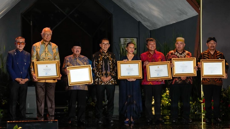Menteri Kebudayaan (Menbud) sekaligus Ketua Umum Sekretariat Nasional Perkerisan Indonesia (SNKI), Fadli Zon menyerahkan sejumlah Anugerah SNKI 2026 pada malam pembukaan rangkaian Peringatan Hari Keris Nasional 2026. (Kemenbud)