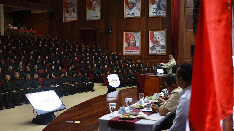 Presiden Prabowo Subianto memberikan taklimat kepada para peserta Presidential Future Leaders Program (PFLP) 2026 di Hambalang, Kabupaten Bogor, Jawa Barat, Minggu, 24 Mei 2026. ( BPMI Setpres/Unggahan Akun Media Sosial @sekretariat.kabinet)