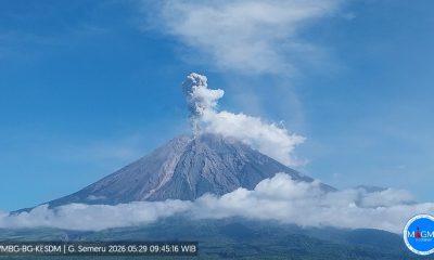 Gunung Semeru Erupsi dengan Kolom Abu Berwarna Putih Setinggi 1 Km