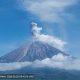 Gunung Semeru Erupsi dengan Kolom Abu Berwarna Putih Setinggi 1 Km