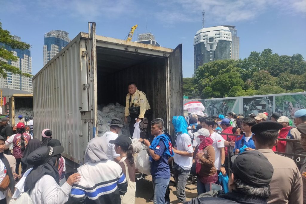 Ribuan Buruh May Day di Monas Terima Sembako dari Istana, Antrean Membludak