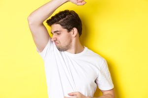 menghilangkan bau badan
