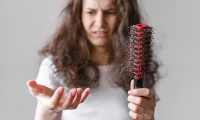 Mudah! 7 Cara Merawat Rambut Rontok Secara Alami