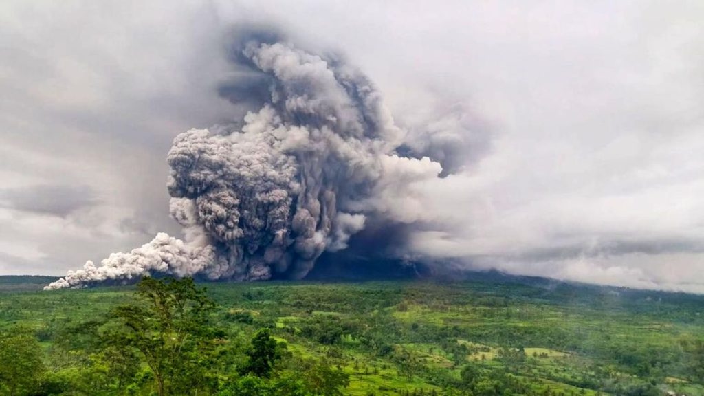 Gunung Semeru Kembali Erupsi, Tiga Kali Alami Letusan Sekitar 500 Meter