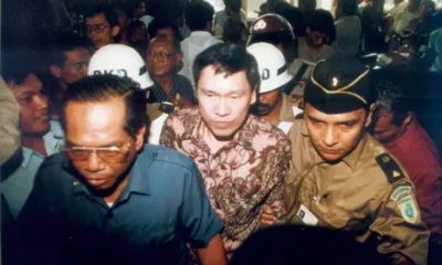 Eddy Tansil mengemplang uang sebesar USD565 juta melalaui kredit Bank Bapindo pada tahun 90-an. Artikel ini adalah bagian dari Mitra Promedia Group dan sudah tayang dengan judul "Menguak Jejak Eddy Tansil, Buronan Kelas Kakak dan Sederet Nama Besar di Baliknya" Baca selengkapnya di: https://www.harianhaluan.com/news/pr-105860039/menguak-jejak-eddy-tansil-buronan-kelas-kakak-dan-sederet-nama-besar-di-baliknya. (Foto : istimewa)