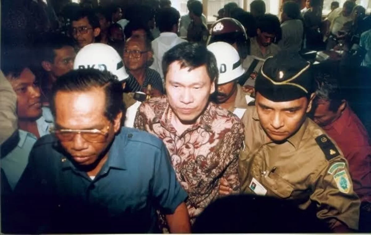 Eddy Tansil mengemplang uang sebesar USD565 juta melalaui kredit Bank Bapindo pada tahun 90-an.Artikel ini adalah bagian dari Mitra Promedia Group dan sudah tayang dengan judul "Menguak Jejak Eddy Tansil, Buronan Kelas Kakak dan Sederet Nama Besar di Baliknya" Baca selengkapnya di: https://www.harianhaluan.com/news/pr-105860039/menguak-jejak-eddy-tansil-buronan-kelas-kakak-dan-sederet-nama-besar-di-baliknya. (Foto : istimewa)