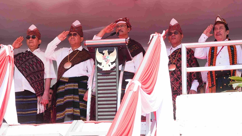 Menteri Sosial Saifullah Yusuf (Gus Ipul)  bertindak sebagai Inspektur Upacara Peringatan Hari Lahir Pancasila Tahun 2026 tingkat Provinsi Nusa Tenggara Timur (NTT) di Lapangan Perse, Kabupaten Ende, Senin (1/6/2026). (Kemensos)