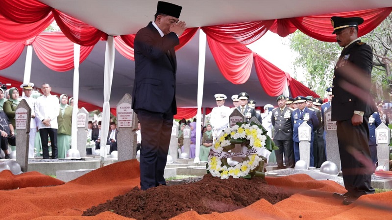 Menteri Pertahanan Republik Indonesia (Menhan RI) Sjafrie Sjamsoeddin memimpin upacara pemakaman almarhum Jenderal TNI (Purn) Ryamizard Ryacudu secara militer di TMP Nasional Utama Kalibata, Senin (1/6/2026). (Biro Infohan Setjen Kemhan)
