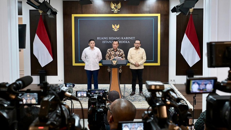 Menteri Sekretaris Negara (Mensesneg) Prasetyo Hadi, dalam keterangan pers yang didampingi oleh Kepala Badan Komunikasi Pemerintah Muhammad Qodari dan Sekretaris Kabinet Teddy Indra Wijaya, di Ruang Sidang Kabinet, Kompleks Istana Kepresidenan Jakarta, Selasa (02/06/2026).
