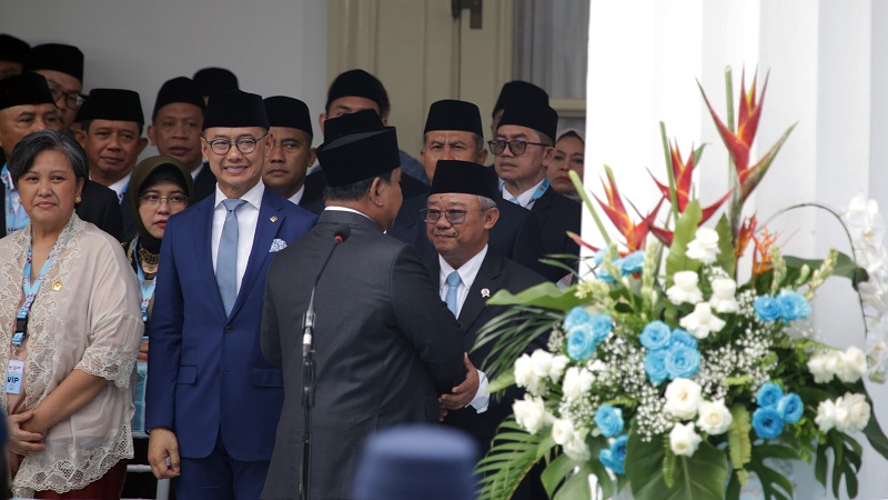 Presiden Prabowo Subianto menyalami Menteri Pendidikan Dasar dan Menengah (Mendikdasmen) Abdul Mu'ti pada upacara peringatan Hari Lahir Pancasila Tahun 2026 di halaman Gedung Pancasila, Kementerian Luar Negeri, Jakarta, Senin (2/6/2026). (Kemendikdasmen)