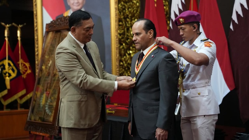 Menteri Pertahanan (Menhan) RI Sjafrie Sjamsoeddin menganugerahkan Penghargaan Dharma Pertahanan kepada Wakil Perdana Menteri sekaligus Menteri Negara Urusan Pertahanan Qatar Sheikh Saoud bin Abdulrahman bin Hassan bin Ali Al Thani di Kantor Kementerian Pertahanan RI, Jakarta, Selasa (2/6/2026). (Biro Infohan Setjen Kemhan)