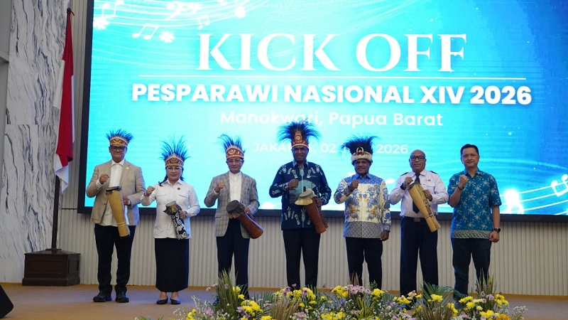 Menteri Agama (Menag) Nasaruddin Umar nenabuh alat musik tradisional tifa sebagai tanda Kick Off Pesparawi Nasional XIV Tahun 2026 di Auditorium HM Rasjidi, Jakarta, Selasa (2/6/2026). (Kemenag)